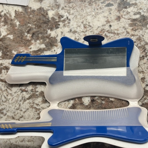 Old school vintage retro style Strum Along Comb 🪮 & Mirror Set very cool 🪨 🥖 - Picture 10 of 11